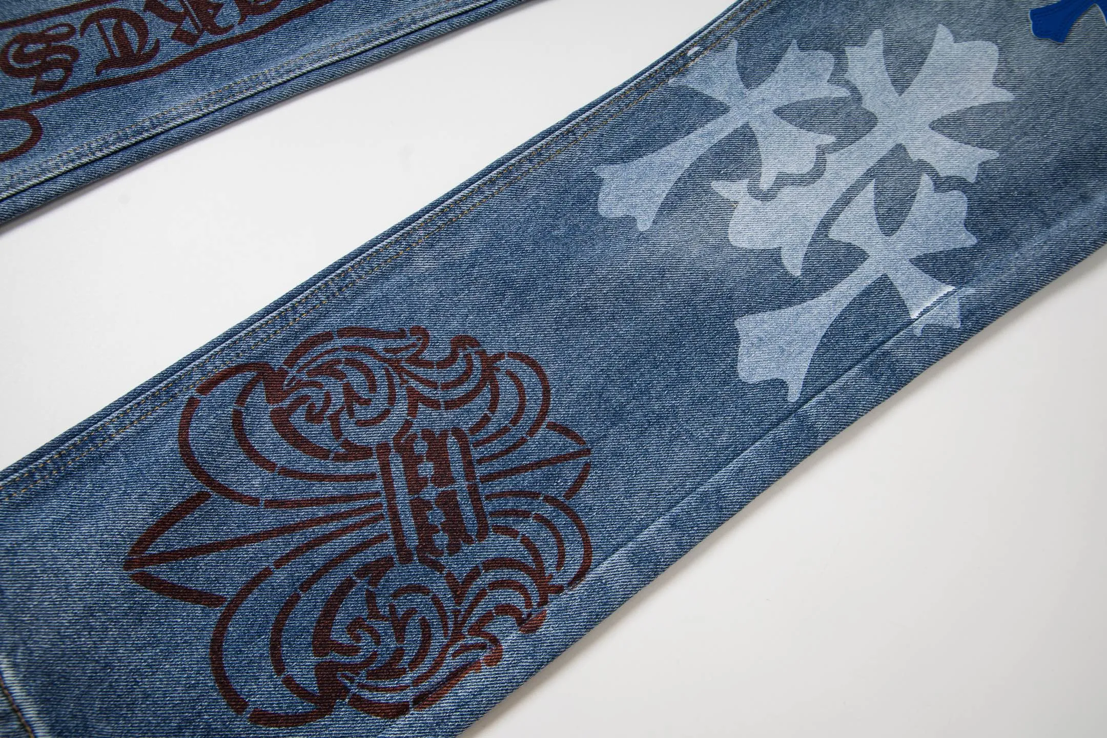 P260 Chrome Hearts washed graffiti blue cross couple jeans are a hot trend this season and are sought after by countless celebrities and fashionistas. The neat details of the cutting process add color to the playful fashion! The neat and meticulous design, and the well-fitting structure is unique. The upper body not only has outstanding recognition, but also looks younger and younger. A style with the ultimate wearing meaning and performance, gorgeous color matching, and the craftsmanship of this style is also extremely extraordinary. After the finished product is washed, it is disassembled and hand-made with sheepskin cross leather and then spliced ​​together to complete. The whole piece has too many craftsmanship to describe. It is decorated with patchwork cross flowers and high-waisted washed jeans! ! Absolutely high-end luxury product, a god-level single product, a super popular product, made by top heavy industry, a magic weapon that cannot be missed to hit the streets. Style number: 1834# Size: 28 30 32 34 Color: blue